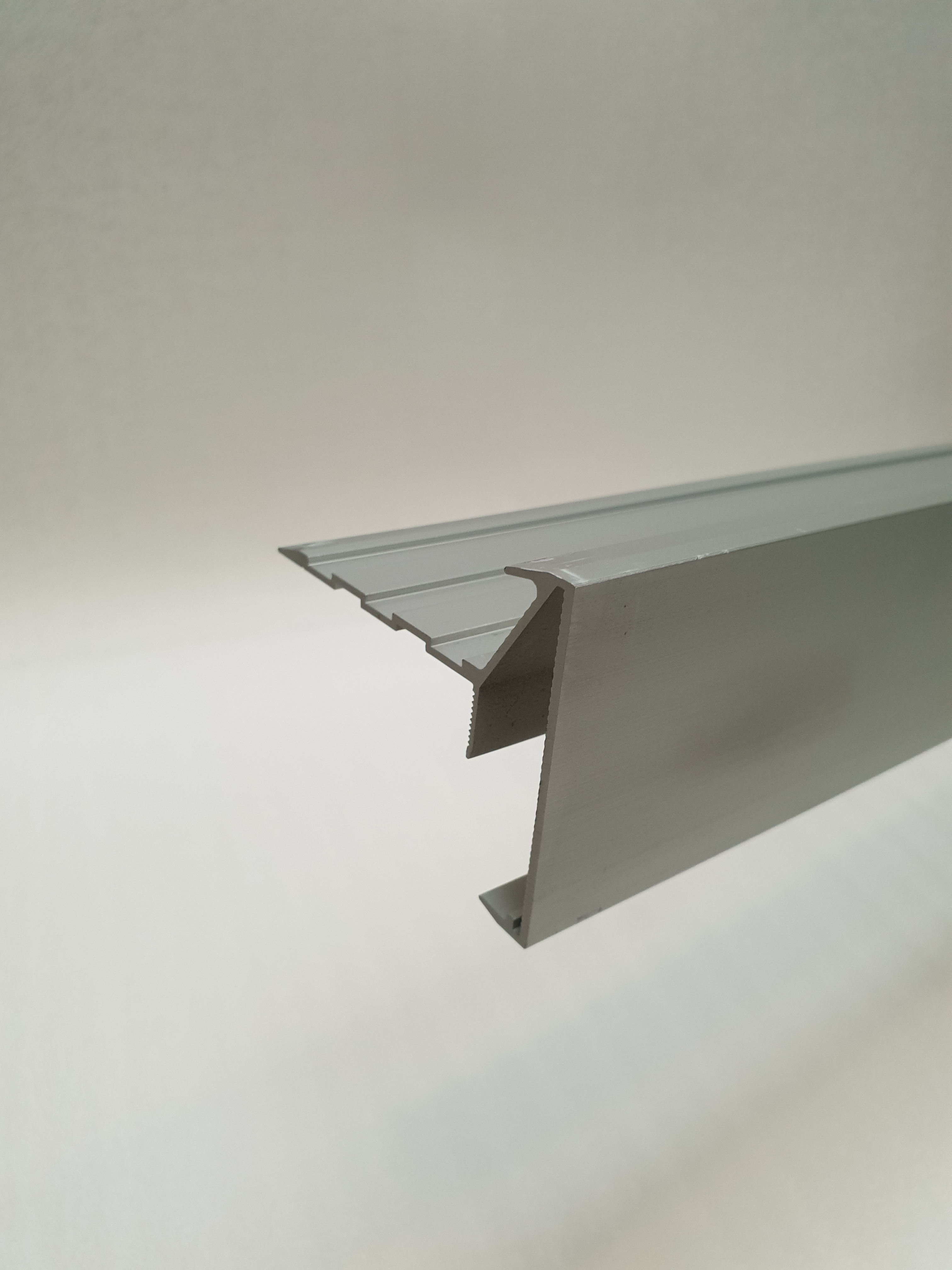 Alu dakrand 60/60 zwaar model brut 3m/st eur/lm