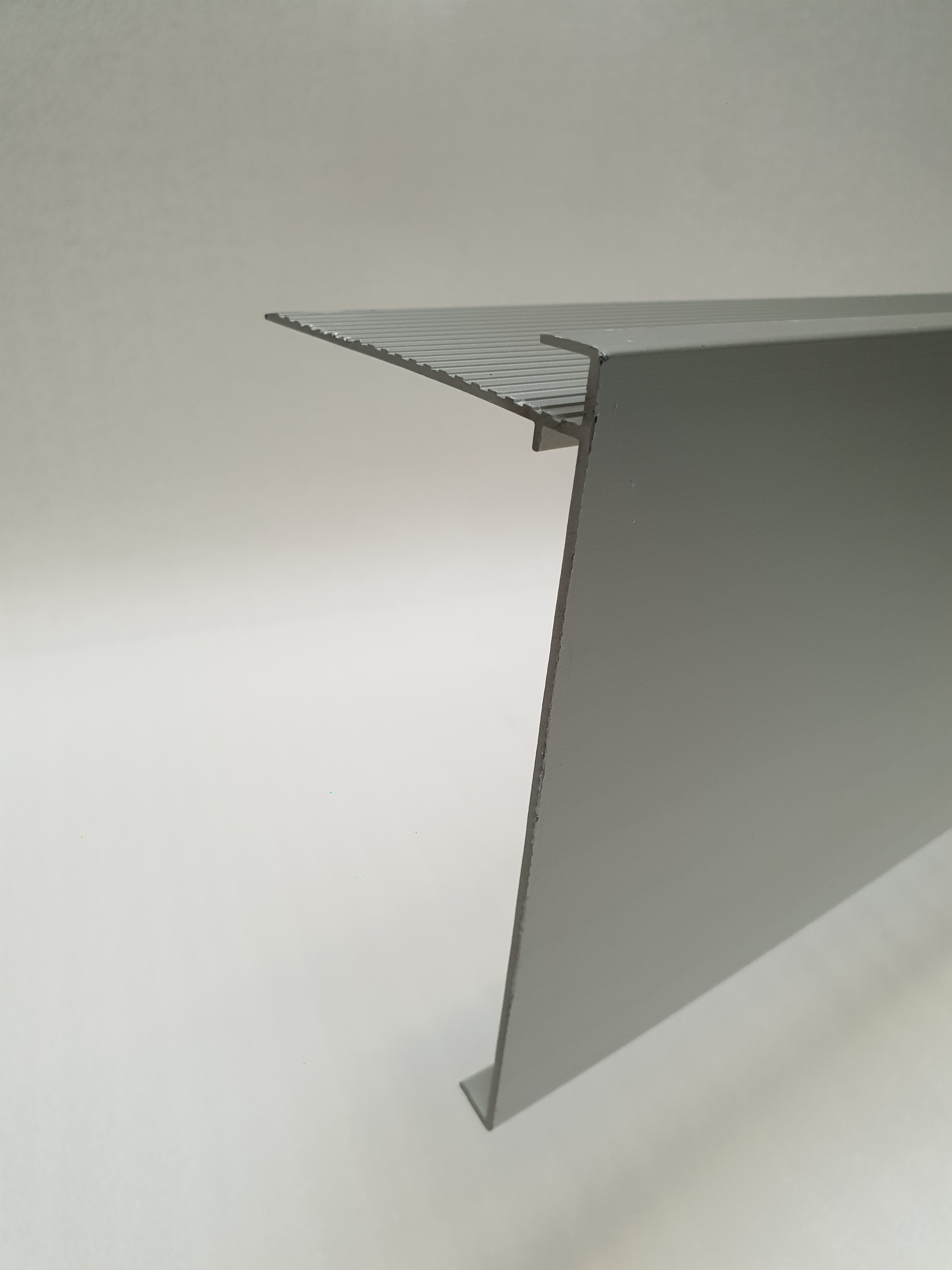 Alu dakrand 150/60 geanodiseerd 2,5m/st eur/lm